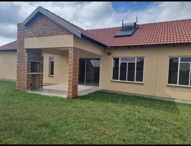 3 BEDROOM TOWNHOUSE FOR SALE IN WATERKLOOF HILL ESTATE